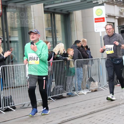 05.10.2025 - 20. swb-Marathon Bremen Strokosch-Dieckow http://msf.ph/oto/9279718 05.10.2025 11:16:10 Ziel 7110, 9301, 9563, 9753, 10023, 10083, 10379, 10450, 11020, 11029, 11182, 11358, 11404, 11438, 7110, 9301, 9563, 9753, 10023, 10083, 10379, 10450, 11020, 11029, 11182, 11358, 11404, 11438 meine-sportfotos.de