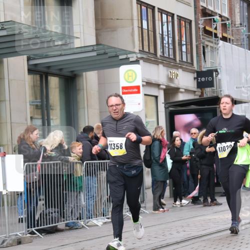 05.10.2025 - 20. swb-Marathon Bremen Strokosch-Dieckow http://msf.ph/oto/9279728 05.10.2025 11:16:10 Ziel 7110, 9301, 9563, 9753, 10023, 10083, 10379, 10450, 11020, 11029, 11182, 11358, 11404, 11438, 7110, 9301, 9563, 9753, 10023, 10083, 10379, 10450, 11020, 11029, 11182, 11358, 11404, 11438 meine-sportfotos.de