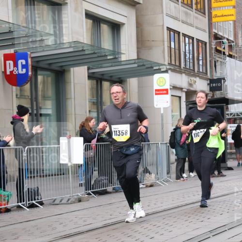 05.10.2025 - 20. swb-Marathon Bremen Strokosch-Dieckow http://msf.ph/oto/9279751 05.10.2025 11:16:11 Ziel 9301, 9563, 9753, 10023, 10083, 10379, 10450, 11020, 11029, 11182, 11358, 11404, 11438, 9301, 9563, 9753, 10023, 10083, 10379, 10450, 11020, 11029, 11182, 11358, 11404, 11438 meine-sportfotos.de