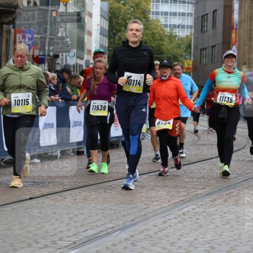 05.10.2025 - 20. swb-Marathon Bremen Strokosch-Dieckow http://msf.ph/oto/9279822 05.10.2025 11:14:12 Ziel 9695, 9724, 10114, 10115, 10201, 10832, 11036, 11135, 11539, 11555 meine-sportfotos.de