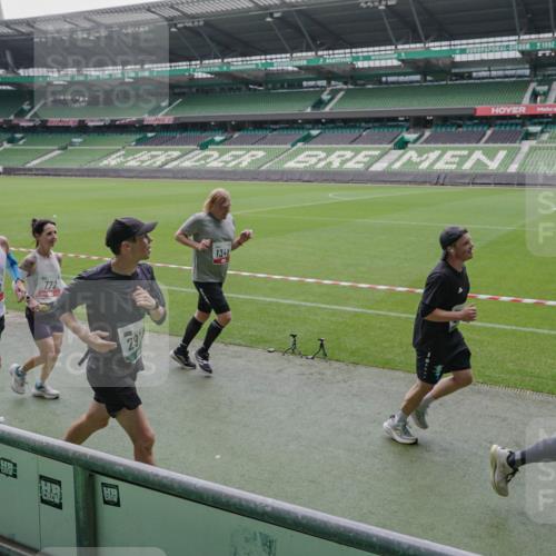 05.10.2025 - 20. swb-Marathon Bremen Michael Burmester http://msf.ph/oto/9279884 05.10.2025 13:01:58 Laufen im Stadion 152, 335, 428, 493, 546, 672, 772, 843, 979, 1030, 1256, 1348, 1361, 1452, 1732, 1744, 1759, 1856, 1893, 1899, 1924, 1933, 1996, 2096, 2102, 2143, 2245, 2272, 2306, 2433, 2555, 2565, 2796, 2910, 2912, 2918, 2991, 3053, 3206, 3208, 3217, 3387, 3525, 3526, 3662, 3663, 3673, 3861, 3877, 3926, 3930, 4017, 4018, 4086, 4364, 4409, 4444, 4477, 4564, 4618, 4688, 4705, 4882, 4947, 4980, 5150, 5309, 5557, 5570, 5580, 5731, 5893, 5934, 6157, 6328, 6382, 58, 440 meine-sportfotos.de