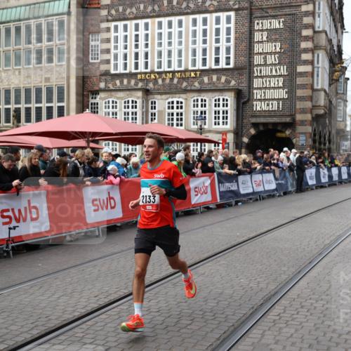 05.10.2025 - 20. swb-Marathon Bremen Yannick Fuchs http://msf.ph/oto/9279913 05.10.2025 12:48:51 Ziel 871, 2133 meine-sportfotos.de