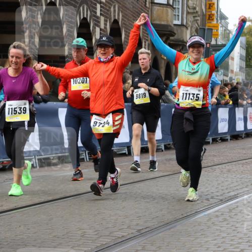 05.10.2025 - 20. swb-Marathon Bremen Strokosch-Dieckow http://msf.ph/oto/9279919 05.10.2025 11:14:16 Ziel 9695, 9724, 9818, 9819, 10114, 10115, 10201, 10832, 11135, 11539, 11555 meine-sportfotos.de