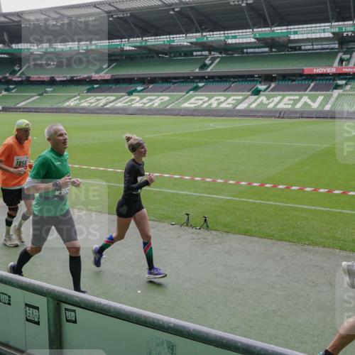 05.10.2025 - 20. swb-Marathon Bremen Michael Burmester http://msf.ph/oto/9279921 05.10.2025 13:02:01 Laufen im Stadion 152, 428, 493, 546, 672, 772, 843, 979, 1030, 1256, 1348, 1361, 1452, 1732, 1744, 1759, 1856, 1893, 1899, 1924, 1933, 1996, 2096, 2102, 2143, 2245, 2272, 2306, 2433, 2555, 2565, 2796, 2910, 2912, 2918, 2991, 3053, 3206, 3208, 3217, 3387, 3525, 3526, 3662, 3663, 3673, 3861, 3877, 3926, 3930, 4017, 4018, 4086, 4364, 4409, 4444, 4477, 4564, 4618, 4688, 4705, 4847, 4882, 4947, 4980, 4985, 5150, 5309, 5557, 5570, 5580, 5652, 5731, 5893, 5934, 6157, 6328, 6382, 58, 440 meine-sportfotos.de