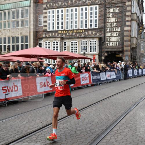05.10.2025 - 20. swb-Marathon Bremen Yannick Fuchs http://msf.ph/oto/9279923 05.10.2025 12:48:52 Ziel 871, 2133 meine-sportfotos.de