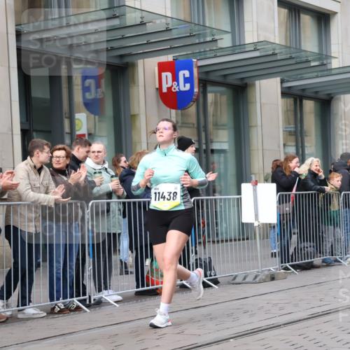 05.10.2025 - 20. swb-Marathon Bremen Strokosch-Dieckow http://msf.ph/oto/9279924 05.10.2025 11:16:17 Ziel 9301, 9563, 9753, 10023, 10379, 10450, 11020, 11182, 11358, 11404, 11438, 9301, 9563, 9753, 10023, 10379, 10450, 11020, 11182, 11358, 11404, 11438 meine-sportfotos.de