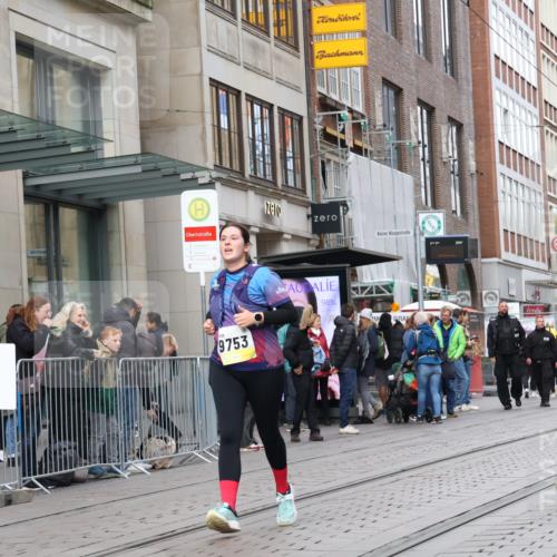 05.10.2025 - 20. swb-Marathon Bremen Strokosch-Dieckow http://msf.ph/oto/9279935 05.10.2025 11:16:18 Ziel 9301, 9563, 9753, 11020, 11182, 11358, 11404, 11438, 9301, 9563, 9753, 11020, 11182, 11358, 11404, 11438 meine-sportfotos.de