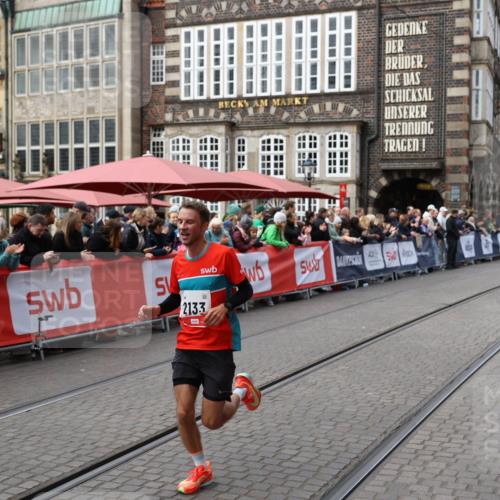05.10.2025 - 20. swb-Marathon Bremen Yannick Fuchs http://msf.ph/oto/9279939 05.10.2025 12:48:52 Ziel 871, 2133 meine-sportfotos.de