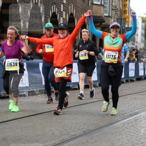 05.10.2025 - 20. swb-Marathon Bremen Strokosch-Dieckow http://msf.ph/oto/9279952 05.10.2025 11:14:16 Ziel 9695, 9724, 9818, 9819, 10114, 10115, 10201, 10832, 11135, 11539, 11555 meine-sportfotos.de