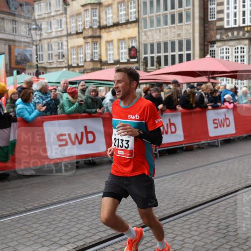 05.10.2025 - 20. swb-Marathon Bremen Yannick Fuchs http://msf.ph/oto/9279967 05.10.2025 12:48:52 Ziel 871, 2133 meine-sportfotos.de