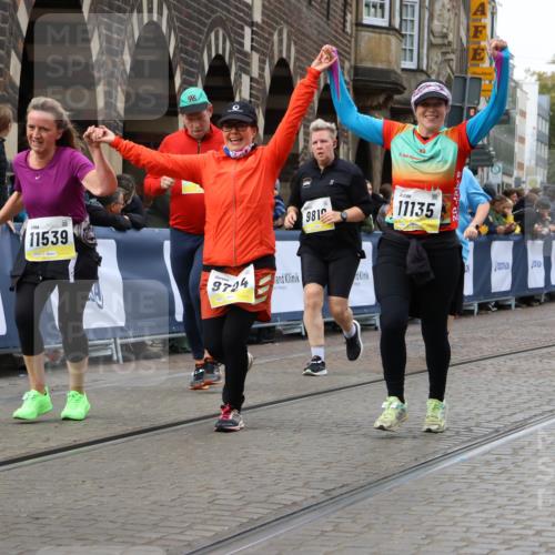 05.10.2025 - 20. swb-Marathon Bremen Strokosch-Dieckow http://msf.ph/oto/9279975 05.10.2025 11:14:17 Ziel 9695, 9724, 9818, 9819, 10114, 10115, 10201, 10832, 11135, 11539, 11555 meine-sportfotos.de