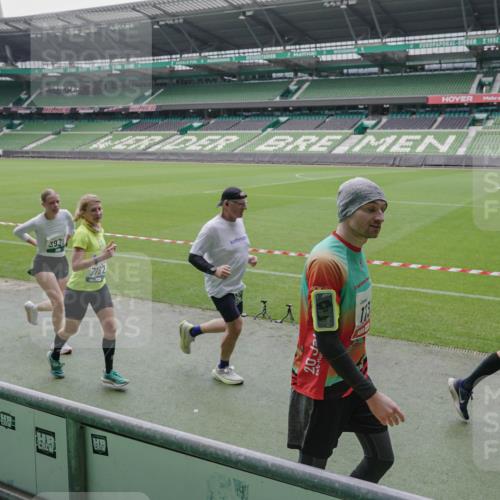 05.10.2025 - 20. swb-Marathon Bremen Michael Burmester http://msf.ph/oto/9280009 05.10.2025 13:02:10 Laufen im Stadion 97, 152, 428, 493, 546, 672, 729, 772, 843, 921, 979, 1030, 1256, 1348, 1361, 1452, 1732, 1744, 1759, 1856, 1899, 1924, 1933, 1996, 2096, 2102, 2143, 2245, 2272, 2306, 2555, 2565, 2774, 2796, 2910, 2912, 2918, 2991, 3053, 3206, 3208, 3217, 3525, 3526, 3662, 3663, 3673, 3861, 3926, 3930, 4017, 4018, 4086, 4129, 4364, 4409, 4444, 4464, 4477, 4481, 4564, 4688, 4705, 4817, 4847, 4882, 4947, 4980, 4985, 5309, 5557, 5570, 5580, 5652, 5731, 5893, 5934, 6157, 6328, 6382 meine-sportfotos.de