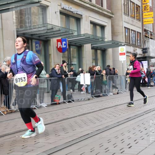 05.10.2025 - 20. swb-Marathon Bremen Strokosch-Dieckow http://msf.ph/oto/9280010 05.10.2025 11:16:20 Ziel 9301, 9563, 9753, 11020, 11182, 11358, 11404, 11438, 9301, 9563, 9753, 11020, 11182, 11358, 11404, 11438 meine-sportfotos.de