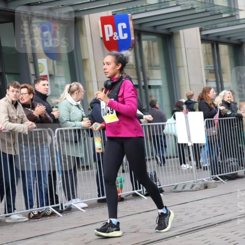 05.10.2025 - 20. swb-Marathon Bremen Strokosch-Dieckow http://msf.ph/oto/9280021 05.10.2025 11:16:21 Ziel 9301, 9563, 9753, 11020, 11182, 11404, 11438, 9301, 9563, 9753, 11020, 11182, 11404, 11438 meine-sportfotos.de