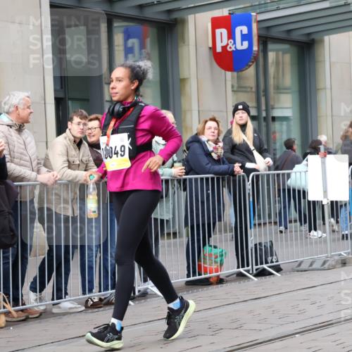 05.10.2025 - 20. swb-Marathon Bremen Strokosch-Dieckow http://msf.ph/oto/9280036 05.10.2025 11:16:22 Ziel 9301, 9563, 9753, 9838, 11020, 11182, 11438, 9301, 9563, 9753, 9838, 11020, 11182, 11438 meine-sportfotos.de