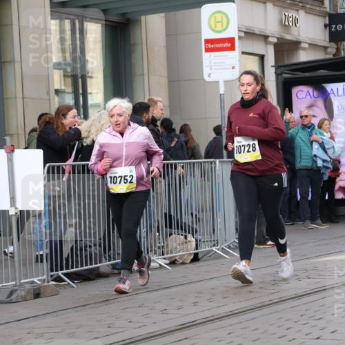 05.10.2025 - 20. swb-Marathon Bremen Strokosch-Dieckow http://msf.ph/oto/9280048 05.10.2025 11:16:30 Ziel 9301, 9698, 9753, 9838, 10728, 10736, 10752, 11020, 11438, 9301, 9698, 9753, 9838, 10728, 10736, 10752, 11020, 11438 meine-sportfotos.de