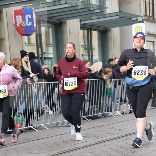 05.10.2025 - 20. swb-Marathon Bremen Strokosch-Dieckow http://msf.ph/oto/9280057 05.10.2025 11:16:32 Ziel 9698, 9753, 9838, 10728, 10736, 10752, 9698, 9753, 9838, 10728, 10736, 10752 meine-sportfotos.de