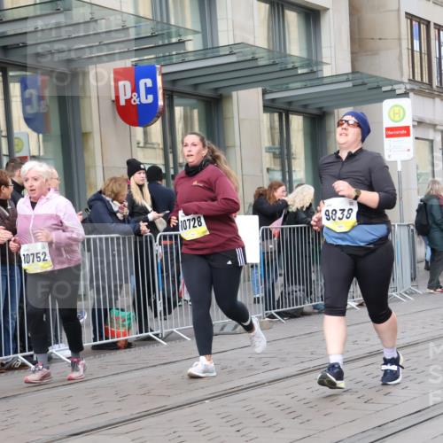 05.10.2025 - 20. swb-Marathon Bremen Strokosch-Dieckow http://msf.ph/oto/9280066 05.10.2025 11:16:33 Ziel 9698, 9838, 10728, 10736, 10752, 9698, 9838, 10728, 10736, 10752 meine-sportfotos.de
