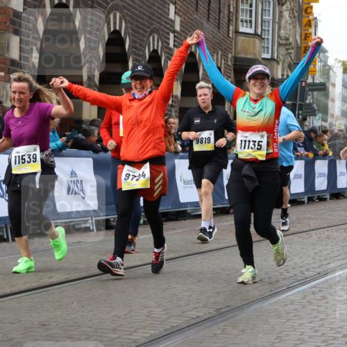 05.10.2025 - 20. swb-Marathon Bremen Strokosch-Dieckow http://msf.ph/oto/9280067 05.10.2025 11:14:17 Ziel 9695, 9724, 9818, 9819, 10114, 10115, 10201, 10832, 11135, 11539, 11555 meine-sportfotos.de