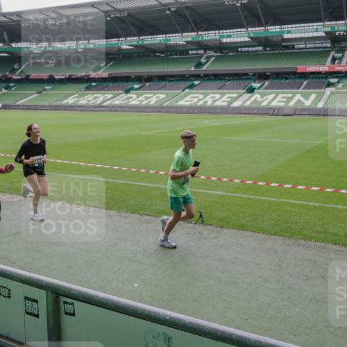 05.10.2025 - 20. swb-Marathon Bremen Michael Burmester http://msf.ph/oto/9280068 05.10.2025 13:02:17 Laufen im Stadion 97, 428, 493, 518, 729, 772, 843, 921, 1030, 1121, 1256, 1348, 1361, 1452, 1704, 1732, 1733, 1744, 1759, 1856, 1899, 1924, 1933, 2143, 2245, 2272, 2306, 2555, 2772, 2774, 2796, 2910, 2912, 2991, 3053, 3206, 3208, 3217, 3525, 3526, 3673, 3861, 3917, 3926, 3930, 4017, 4018, 4086, 4129, 4322, 4364, 4409, 4444, 4464, 4477, 4481, 4564, 4688, 4705, 4817, 4847, 4882, 4885, 4947, 4980, 4985, 5309, 5557, 5570, 5580, 5652, 5731, 5893, 5934, 6157, 6325, 6328, 6382, 7217, 7433, 7659, 152 meine-sportfotos.de
