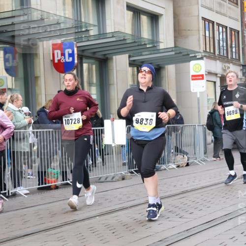 05.10.2025 - 20. swb-Marathon Bremen Strokosch-Dieckow http://msf.ph/oto/9280079 05.10.2025 11:16:33 Ziel 9698, 9838, 10728, 10736, 10752, 9698, 9838, 10728, 10736, 10752 meine-sportfotos.de