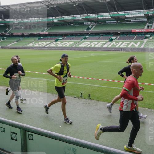 05.10.2025 - 20. swb-Marathon Bremen Michael Burmester http://msf.ph/oto/9280089 05.10.2025 13:02:18 Laufen im Stadion 97, 428, 493, 518, 729, 772, 843, 921, 1030, 1121, 1256, 1348, 1361, 1452, 1704, 1733, 1744, 1759, 1856, 1899, 1924, 1933, 2143, 2245, 2272, 2306, 2555, 2772, 2774, 2796, 2910, 2912, 2991, 3053, 3206, 3208, 3217, 3424, 3525, 3526, 3673, 3861, 3917, 3926, 3930, 4017, 4018, 4129, 4322, 4364, 4409, 4444, 4464, 4477, 4481, 4564, 4688, 4705, 4817, 4847, 4882, 4885, 4947, 4980, 4985, 5309, 5557, 5570, 5580, 5652, 5731, 5893, 5934, 6157, 6325, 6328, 6382, 7217, 7433, 7659, 152 meine-sportfotos.de