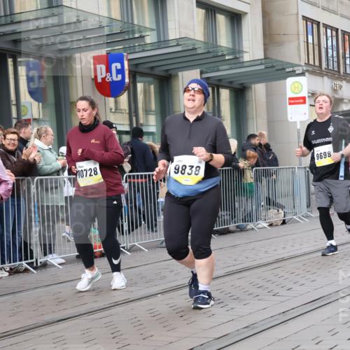 05.10.2025 - 20. swb-Marathon Bremen Strokosch-Dieckow http://msf.ph/oto/9280097 05.10.2025 11:16:33 Ziel 9698, 9838, 10728, 10736, 10752, 9698, 9838, 10728, 10736, 10752 meine-sportfotos.de