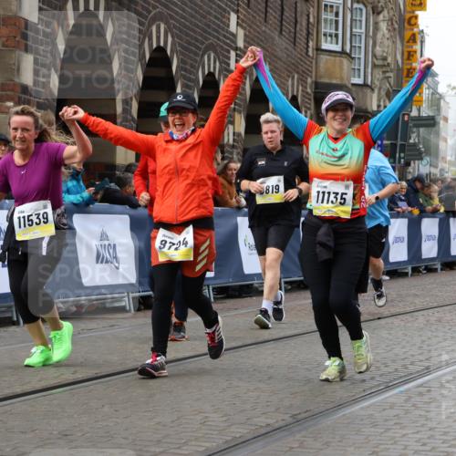 05.10.2025 - 20. swb-Marathon Bremen Strokosch-Dieckow http://msf.ph/oto/9280101 05.10.2025 11:14:17 Ziel 9695, 9724, 9818, 9819, 10114, 10115, 10201, 10832, 11135, 11539, 11555 meine-sportfotos.de