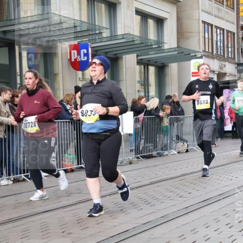 05.10.2025 - 20. swb-Marathon Bremen Strokosch-Dieckow http://msf.ph/oto/9280112 05.10.2025 11:16:34 Ziel 9698, 9838, 10728, 10736, 10752, 9698, 9838, 10728, 10736, 10752 meine-sportfotos.de