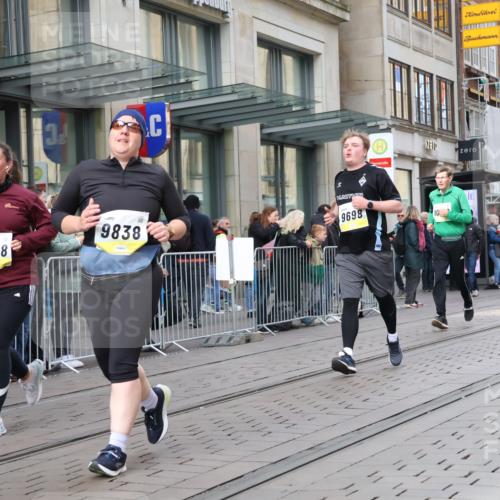 05.10.2025 - 20. swb-Marathon Bremen Strokosch-Dieckow http://msf.ph/oto/9280125 05.10.2025 11:16:34 Ziel 9698, 9838, 10728, 10736, 10752, 9698, 9838, 10728, 10736, 10752 meine-sportfotos.de