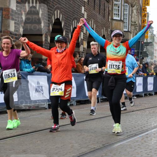 05.10.2025 - 20. swb-Marathon Bremen Strokosch-Dieckow http://msf.ph/oto/9280140 05.10.2025 11:14:17 Ziel 9695, 9724, 9818, 9819, 10114, 10115, 10201, 10832, 11135, 11539, 11555 meine-sportfotos.de