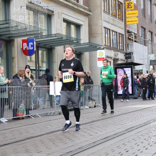 05.10.2025 - 20. swb-Marathon Bremen Strokosch-Dieckow http://msf.ph/oto/9280149 05.10.2025 11:16:34 Ziel 9698, 9838, 10728, 10736, 10752, 9698, 9838, 10728, 10736, 10752 meine-sportfotos.de