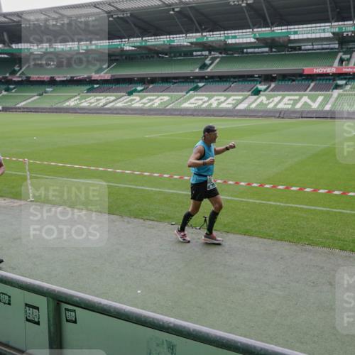 05.10.2025 - 20. swb-Marathon Bremen Michael Burmester http://msf.ph/oto/9280153 05.10.2025 13:02:23 Laufen im Stadion 97, 428, 518, 729, 772, 843, 921, 1030, 1121, 1256, 1348, 1361, 1405, 1452, 1704, 1733, 1744, 1759, 1856, 1899, 1924, 2143, 2245, 2272, 2306, 2393, 2555, 2772, 2774, 2796, 2910, 2912, 3053, 3206, 3208, 3217, 3424, 3525, 3526, 3861, 3917, 3926, 3930, 4017, 4018, 4129, 4322, 4364, 4409, 4444, 4464, 4477, 4481, 4564, 4688, 4705, 4817, 4847, 4882, 4885, 4985, 5570, 5580, 5652, 5893, 5934, 6157, 6325, 6328, 6382, 7217, 7433, 7659, 152, 493, 1933 meine-sportfotos.de