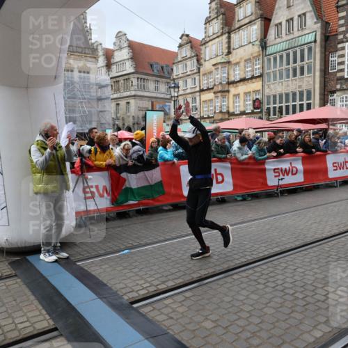 05.10.2025 - 20. swb-Marathon Bremen Yannick Fuchs http://msf.ph/oto/9280154 05.10.2025 12:50:41 Ziel 363, 664, 2033, 2267 meine-sportfotos.de