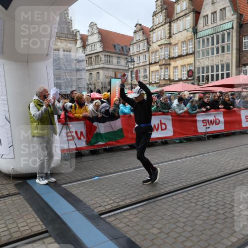 05.10.2025 - 20. swb-Marathon Bremen Yannick Fuchs http://msf.ph/oto/9280163 05.10.2025 12:50:41 Ziel 363, 664, 2033, 2267 meine-sportfotos.de