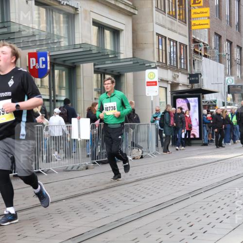 05.10.2025 - 20. swb-Marathon Bremen Strokosch-Dieckow http://msf.ph/oto/9280164 05.10.2025 11:16:35 Ziel 9698, 9838, 10728, 10736, 10752, 9698, 9838, 10728, 10736, 10752 meine-sportfotos.de