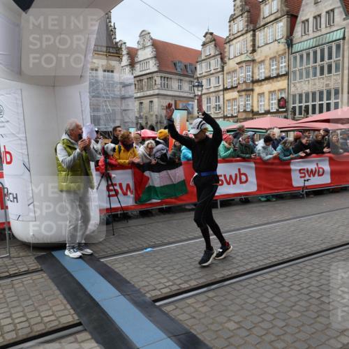 05.10.2025 - 20. swb-Marathon Bremen Yannick Fuchs http://msf.ph/oto/9280173 05.10.2025 12:50:41 Ziel 363, 664, 2033, 2267 meine-sportfotos.de