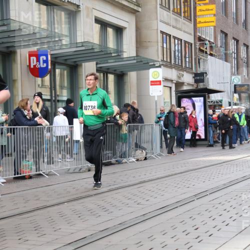 05.10.2025 - 20. swb-Marathon Bremen Strokosch-Dieckow http://msf.ph/oto/9280179 05.10.2025 11:16:36 Ziel 9698, 9838, 10728, 10736, 10752, 10759, 9698, 9838, 10728, 10736, 10752, 10759 meine-sportfotos.de