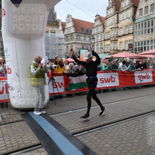 05.10.2025 - 20. swb-Marathon Bremen Yannick Fuchs http://msf.ph/oto/9280180 05.10.2025 12:50:41 Ziel 363, 664, 2033, 2267 meine-sportfotos.de