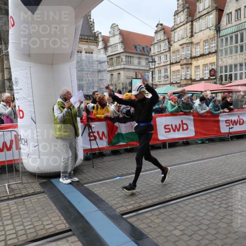 05.10.2025 - 20. swb-Marathon Bremen Yannick Fuchs http://msf.ph/oto/9280186 05.10.2025 12:50:41 Ziel 363, 664, 2033, 2267 meine-sportfotos.de