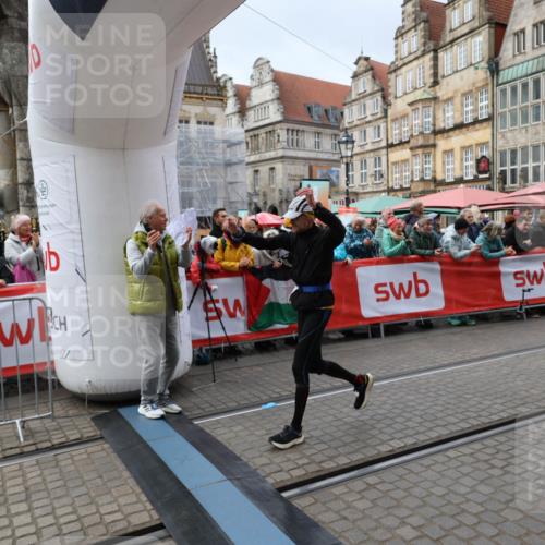 05.10.2025 - 20. swb-Marathon Bremen Yannick Fuchs http://msf.ph/oto/9280193 05.10.2025 12:50:41 Ziel 363, 664, 2033, 2267 meine-sportfotos.de