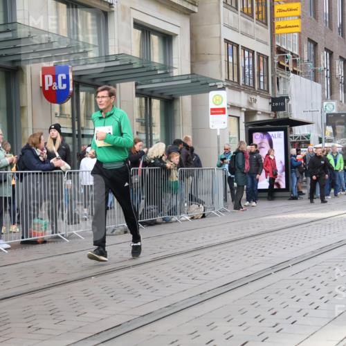 05.10.2025 - 20. swb-Marathon Bremen Strokosch-Dieckow http://msf.ph/oto/9280194 05.10.2025 11:16:36 Ziel 9698, 9838, 10728, 10736, 10752, 10759, 9698, 9838, 10728, 10736, 10752, 10759 meine-sportfotos.de