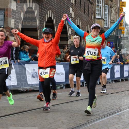 05.10.2025 - 20. swb-Marathon Bremen Strokosch-Dieckow http://msf.ph/oto/9280199 05.10.2025 11:14:17 Ziel 9695, 9724, 9818, 9819, 10114, 10115, 10201, 10832, 11135, 11539, 11555 meine-sportfotos.de