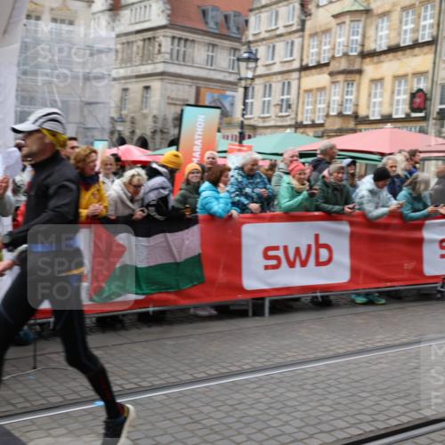 05.10.2025 - 20. swb-Marathon Bremen Yannick Fuchs http://msf.ph/oto/9280202 05.10.2025 12:50:41 Ziel 363, 664, 2033, 2267 meine-sportfotos.de