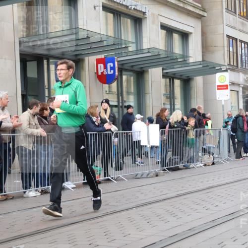05.10.2025 - 20. swb-Marathon Bremen Strokosch-Dieckow http://msf.ph/oto/9280206 05.10.2025 11:16:37 Ziel 9698, 9838, 10728, 10736, 10752, 10759, 10874, 9698, 9838, 10728, 10736, 10752, 10759, 10874 meine-sportfotos.de