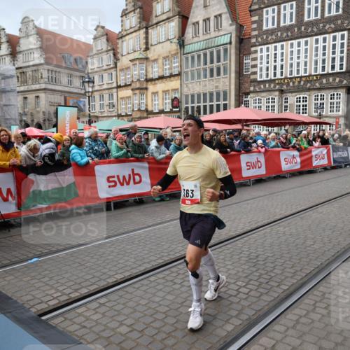 05.10.2025 - 20. swb-Marathon Bremen Yannick Fuchs http://msf.ph/oto/9280214 05.10.2025 12:50:42 Ziel 363, 664, 2033, 2267 meine-sportfotos.de
