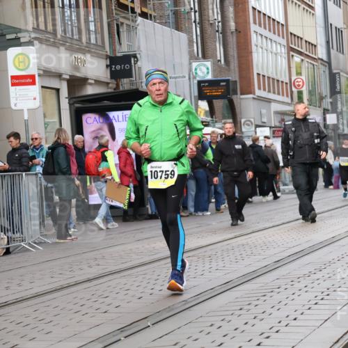 05.10.2025 - 20. swb-Marathon Bremen Strokosch-Dieckow http://msf.ph/oto/9280216 05.10.2025 11:16:39 Ziel 9698, 9838, 10728, 10736, 10752, 10759, 10874, 9698, 9838, 10728, 10736, 10752, 10759, 10874 meine-sportfotos.de
