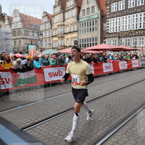 05.10.2025 - 20. swb-Marathon Bremen Yannick Fuchs http://msf.ph/oto/9280223 05.10.2025 12:50:42 Ziel 363, 664, 2033, 2267 meine-sportfotos.de