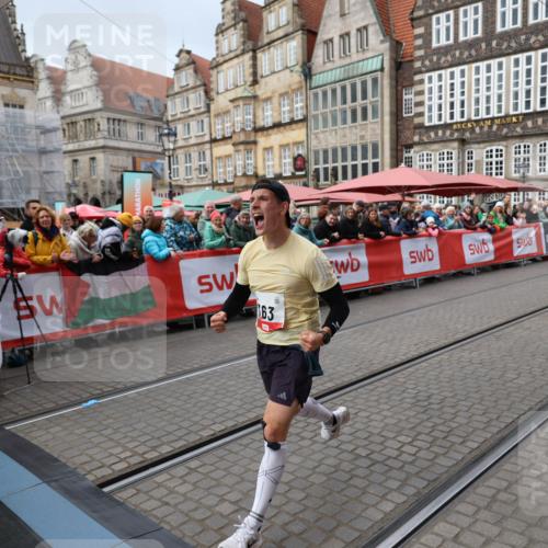 05.10.2025 - 20. swb-Marathon Bremen Yannick Fuchs http://msf.ph/oto/9280232 05.10.2025 12:50:42 Ziel 363, 664, 2033, 2267 meine-sportfotos.de