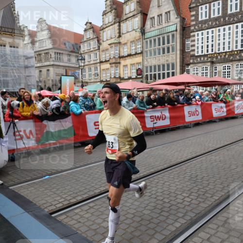 05.10.2025 - 20. swb-Marathon Bremen Yannick Fuchs http://msf.ph/oto/9280239 05.10.2025 12:50:42 Ziel 363, 664, 2033, 2267 meine-sportfotos.de